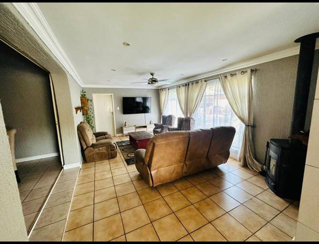 5 BEDROOM HOUSE FOR SALE IN PRIMROSE